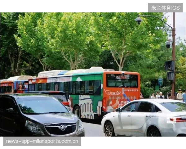 场馆公共交通接驳问题引发城市管理讨论